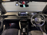 スッキリとまとめられた運転席周りで、運転を楽しくさせる内装です