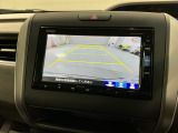 リバースギアに入れるだけで後方の表示へ切り替わります。夜間や雨の日の駐車も楽になりますよ。