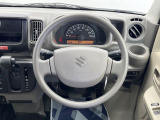 インテリアに合わせたデザインのステアリングは、運転される方のことも考え、運転しやすい形状、大きさです。是非一度、実際に触ってお確かめください。