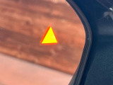 【ブラインドスポットワーニング】走行中、ドアミラーの死角になりやすい箇所に後続車が接近するとサイドミラー付近に警告を表示、ドライバーに注意喚起をしてくれます。