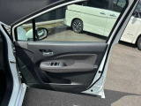 乗り降りで多く使用する運転席席ドアですが、目立った傷や汚れもなく綺麗です!