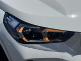 LEDヘッドライト。先進のLEDテクノロジーを採用。照射される白色光の周波特性は太陽に近く、バイキセノンヘッドライトを上回るコントラストでさらに明るく輝きます。悪天候の日でも優れた視認性を発揮します。