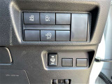 運転席スイッチ類。ここで両側のスライドドアの開閉があります。