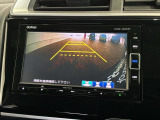リバースギアに入れるだけで後方の表示へ切り替わります。夜間や雨の日の駐車も楽になりますよ。