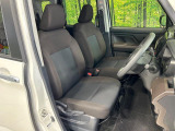 運転席まわりには十分なスペースがあり、大柄な方でもゆったり運転していただける環境です。