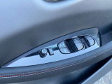 運転席側スイッチでは、各席の窓ガラスの開閉ができます。