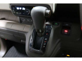 インパネシフトだから視線の移動も少なく足元もスッキリ♪運転席もゆったりしているのでゆとりを持ってドライブできますね!