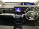 車内は光触媒抗菌消臭施工済です。スタイリッシュなデザインでスポーティなインパネ周りを演出します。グローブボックスやカップホルダーのほかにトレーなどたくさんの収納スペースが付いています。
