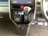 足元スッキリ、インパネシフトです。パーキングブレーキはフットブレーキタイプなので、運転席と助手席の間がスッキリしています。