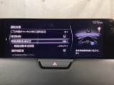 フォワードセンシングカメラで認識した交通標識をアクティブドライビングディスプレイに表示し、交通標識の見落とし防止を図り、安全運転を支援します。