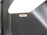 BOSEサウンドシステムを搭載。「良い音を出す」ではなく、その車種のごとに特徴を計算(車種専用設計)し、「反響音」を作り出すことによってどの座席でも自分中心で音が聴こえ、「心地よい空間」を作り出します。