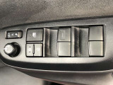 パワーウィンドのスイッチです。運転席に座りながら、助手席や後席の窓を開け閉めできるので大変便利ですよ。