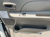 パワーウィンドウ装備です。運転席はオートになっているのでワンタッチ開閉することが出来ます。ドリンクホルダーも付いてます。