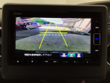 【バックカメラ】運転が苦手な方も車庫入れラクラクです!ギアをリバースに入れれば自動的に切り換わりますので、面倒な操作は不要です♪狭い駐車場もお車を傷つけず安心ですね!