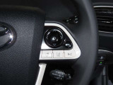 ステアリングスイッチ付きで、運転中に視線を前に向けたまま操作できます。
