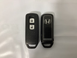 スマートキーを装備しています。鍵を差し込むことなくドアロックの開け閉めと、スタートボタン操作でのエンジンスタートができます。スペアキーも同じものを用意しております。