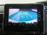 車両後方の映像を映すバックモニター。進路を確認しながら安全に車庫入れできます。