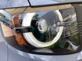 明るく白い光のLEDヘッドライトにより、夜間でも遠くまで見通しやすく、安全性が高まります。