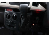 インパネシフトだから視線の移動も少なく足元もスッキリ♪運転席もゆったりしているのでゆとりを持ってドライブできますね!