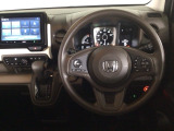 【ハンドル】運転にかかわる様々な操作を安全に行えるように視点移動が少なく操作性に配慮されたスイッチ類が凝縮されたコックピットです。