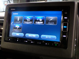 CD、DVD、Bluetooth、AM、FM、スマートフォン接続ができます。