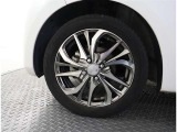 かっこいいホイールですね。 車のイメージを大きく左右するホイール部分はコダワリを持ちたいですね。