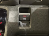 【電動パーキングブレーキ/オートブレーキホールド】パーキングブレーキをかけるときはレバーを引くだけ!ブレーキホールドは信号待ちなどの停止中にブレーキペダルから足を離してもブレーキがかかったまま!