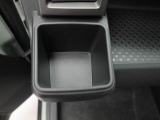 カップホルダーは運転席や助手席からちょうど手の届く位置です!!