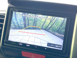 【バックカメラ】駐車時に後方がリアルタイム映像で確認できます。大型商業施設や立体駐車場での駐車時や、夜間のバック時に大活躍!運転スキルに関わらず、今や必須となった装備のひとつです!