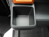 カップホルダーは運転席や助手席からちょうど手の届く位置です!!