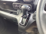 インパネシフトだから視線の移動も少なく足元もスッキリ♪運転席もゆったりしているのでゆとりを持ってドライブできますね!