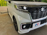 【LEDヘッドライト】悪天候や夜間走行時も良好な視界を確保し安心して運転できる高輝度LEDヘッドライトを装備!点灯速度が早く、消費電力も抑えられています。
