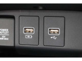 充電用USBソケットとナビ接続用USBソケットが装備されています。