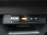 高速道路のご利用時にとっても便利なETC車載器付きです。セットアップを行ってからお渡し致しますので、ETCカードを差し込むだけで、面倒な料金所での現金支払いが不要となり、スムーズに通過できます