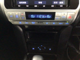 【左右独立オートエアコン】左右席で独立温度コントロールが可能です。運転席はキンキンに冷やして助手席はマイルドにと言った設定が可能です☆暑さ寒さでケンカすることもなくなりますね♪