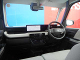 フロントガラスが広く視界が広々としているので、運転がとてもし易いです!
