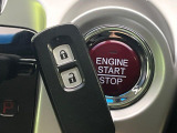 【Hondaスマートキー】カバンやポケットに入れたままでもドアの施錠・解錠が可能なスマートキーを装備。エンジンのオン・オフ時もカギを取り出す必要が無いからとっても便利です♪