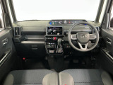 【インパネ】運転のしやすさを最優先に設計された見晴らしの良いフロントビュー。車両間隔が掴みやすく狭い道でも安心♪「安全」と「品質」を最優先に、安心してお乗りいただけるクルマを提供いたします。