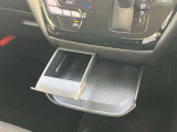 シフトレバー下部には引き出し式のドリンクホルダーが有ります。
