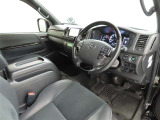 シンプルで使いやすいデザインの運転席です。