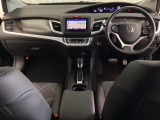車内は光触媒抗菌消臭施工済です。スタイリッシュなデザインでスポーティなインパネ周りを演出します。グローブボックスやカップホルダーのほかにトレーなどたくさんの収納スペースが付いています。