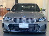 【BMWの伝統-1】BMWの特徴的な&ldquo;キドニーグリル&rdquo;は、80年以上続く伝統の形でございます。変わらないこだわりのデザインが、プレミアムブランド&ldquo;BMW&rdquo;を創り出します。