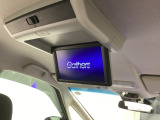 天井にリア席モニターが付いています。ナビゲーションで再生しているDVD等の映像を、後部座席の方にご覧いただくことができます。お子様にも大人気です。