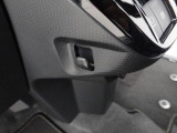 ちょっとした荷物がかけられるフック付き。