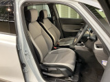 乗降がしやすい運転席。高さが調節できて小柄な方でも運転しやすいポジションをとることができます。