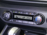【オートエアコン】車内温度を感知して自動で温度調整をしてくれるのでいつでも快適な車内空間を創り上げます!どの席に座っても快適なドライブが楽しめます♪
