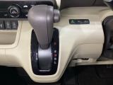 CVT車のセレクトレバーです。低速から高速まで、変速ショックのないスムーズな走りを実現するとともに、エンジン効率のよい領域を維持することで燃費にも貢献します。