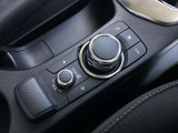 「MAZDAコネクト」コマンダー部 手元を見ることなく操作出来るように左手を自然に降ろした位置に設置。シンプルで使いやすく、機能を覚えやすいボタン配置になっています。
