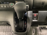 CVT車のセレクトレバーです。低速から高速まで、変速ショックのないスムーズな走りと、エンジン効率のよい領域を維持して燃費にも貢献します。サイドブレーキはスイッチ操作の電子制御パーキングブレーキです。