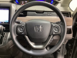 ハンドルにHondaセンシング系のクルーズコントロールやレーンキープアシストなどのスイッチと、オーディオの操作スイッチが装備されています。ハンドルから手を離さず安全に操作できます。